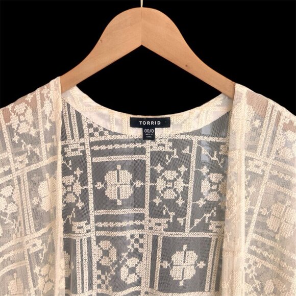 Torrid Cream Lace Shawl Size 00 - Picture 3 of 5